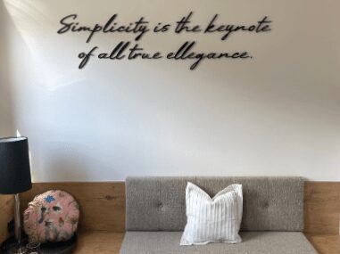 Lounge mit Schriftzug