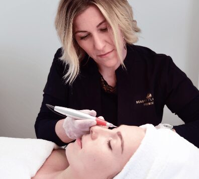 Tamara Walser bei einer Permanent-Make-up-Behandlung
